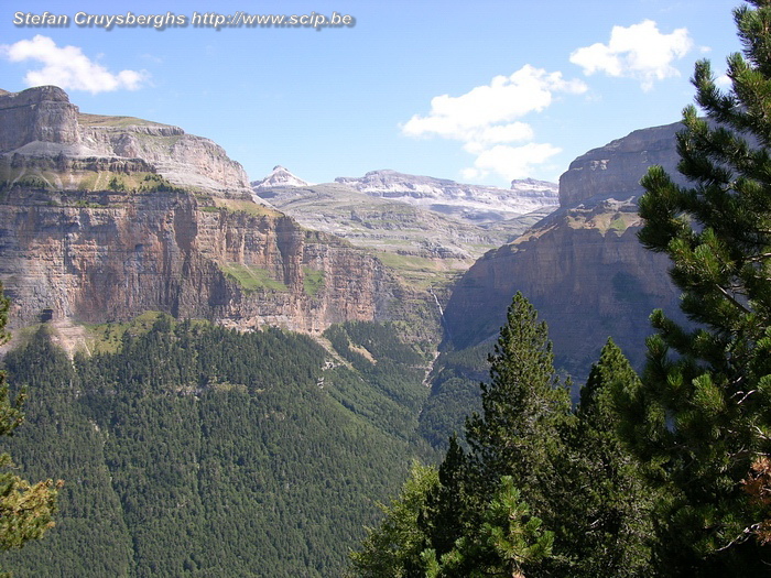 Ordesa NP Het Nationale Park van Ordesa, met de Monte Perdido, is een wondermooi park met hoge bergen, diep uitgesneden valleien, watervallen en unieke fauna en flora. Er zijn verschillende aangeduide wandelroutes. Stefan Cruysberghs